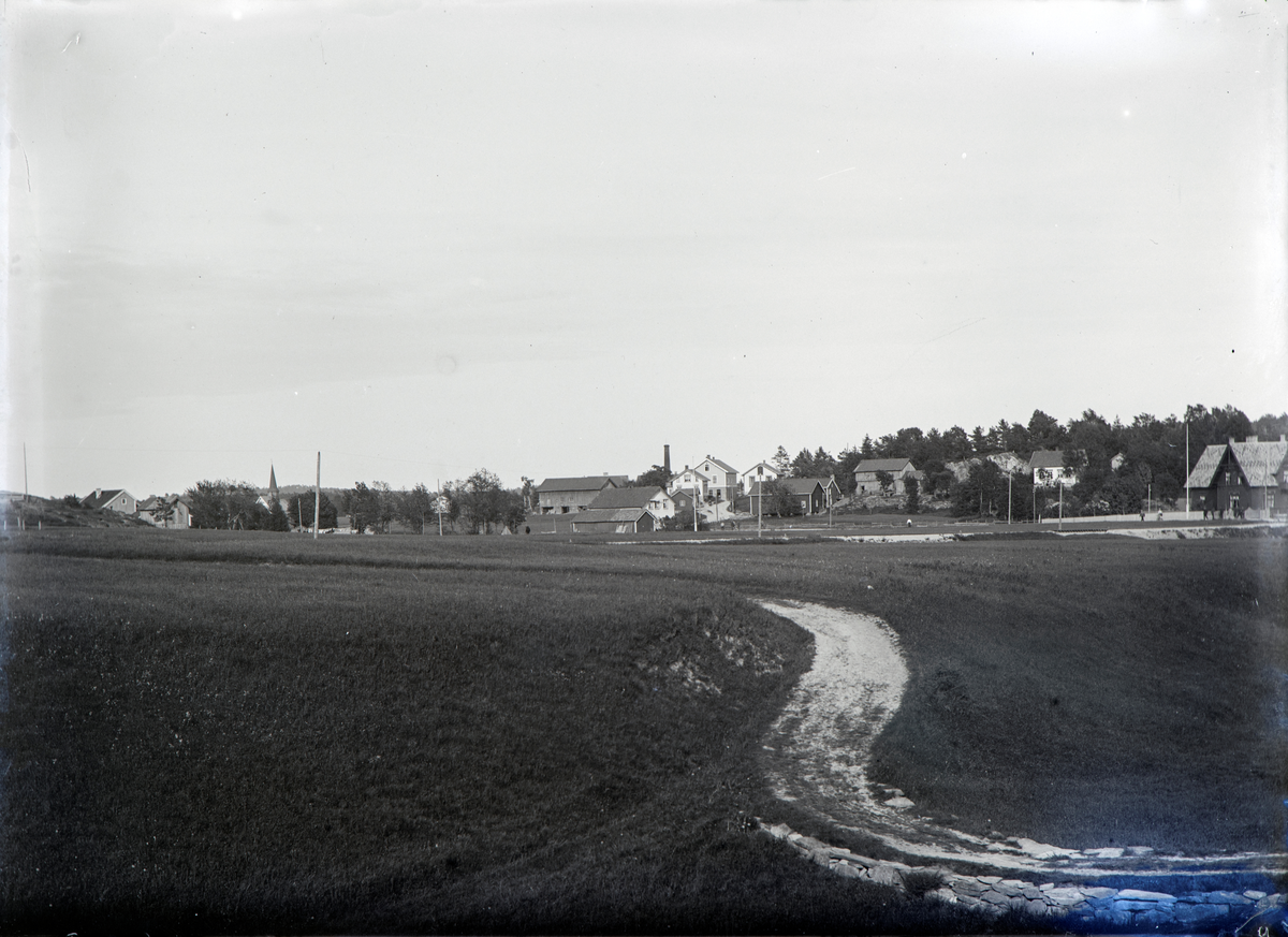 Aust-Agder, Arendal kommune, kirkespiret til Øyestad kirke til venstre, Rykene,