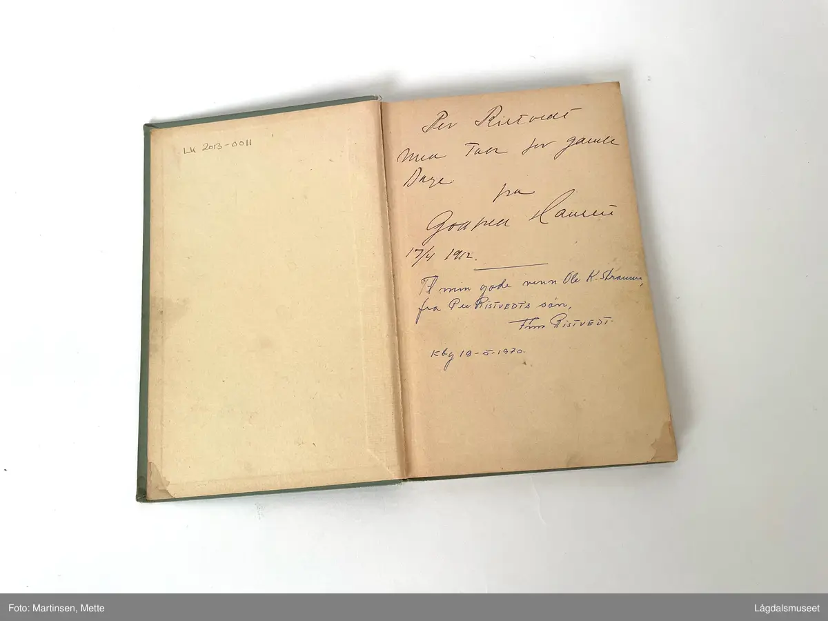 Godfred Hansens bok fra Gjøa-ekspedisjonen 1903-1906, med personlig hilsen til Peder Ristvedt.