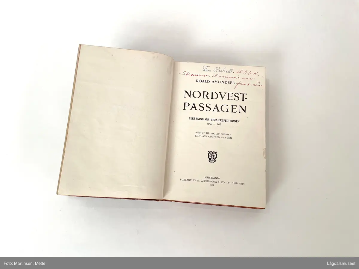 Roald Amundsens bok fra Gjøa-ekspedisjonen 1903-1907, med Finn Ristvedts navnetrekk.