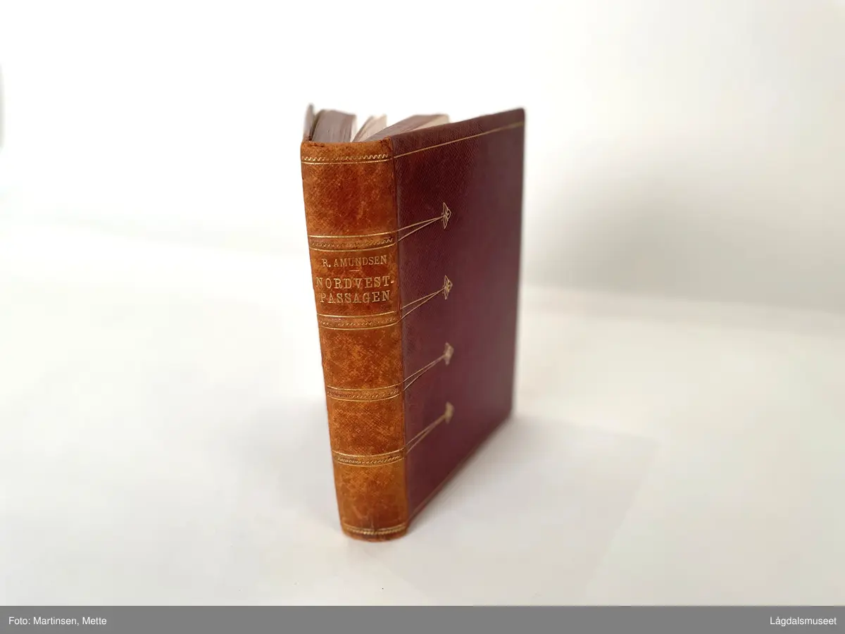 Roald Amundsens bok fra Gjøa-ekspedisjonen 1903-1907, med Finn Ristvedts navnetrekk.