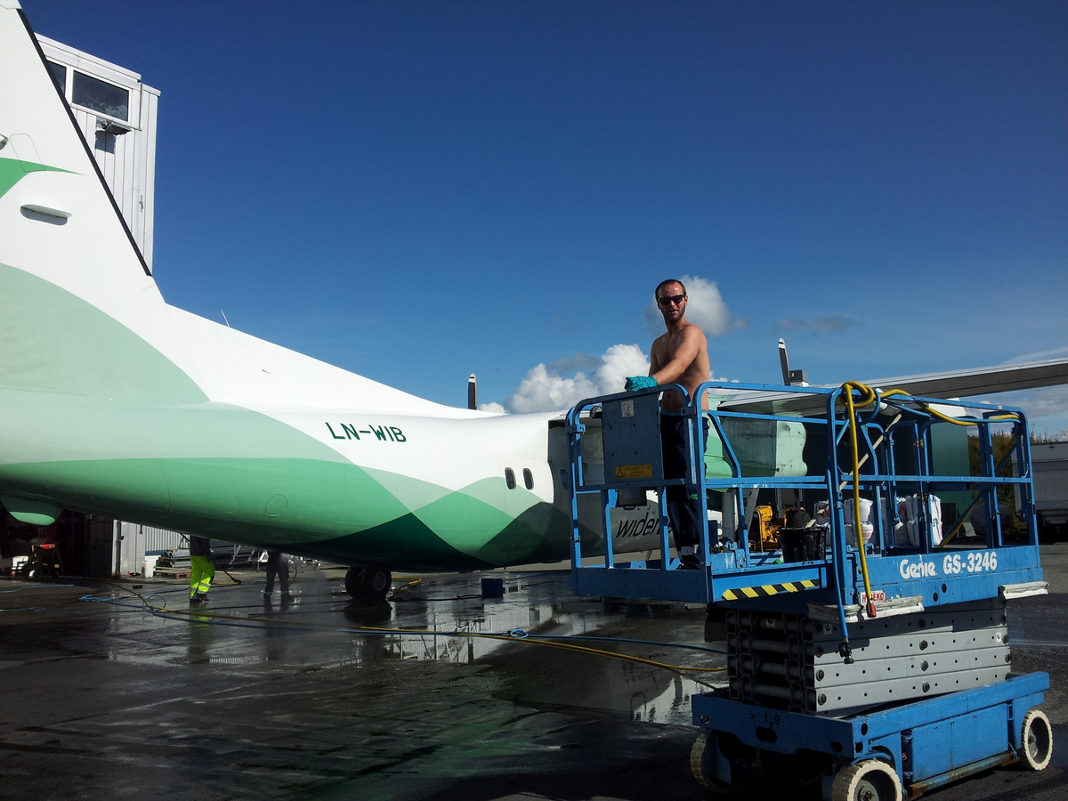 Utvendig vask av et av Widerøes fly. Regelmessig rengjøring er nødvendig for å vedlikeholde flyets lakk og for å begrense luftmotstand.