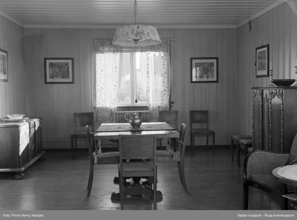 Vadsø. Interiør av fylkesmannsboligen  - amtmannsgården - fylkesmann Gabrielsen. . Bygningen brant ned den natten tyskerne forlot Vadsø,  28 oktober 1944.