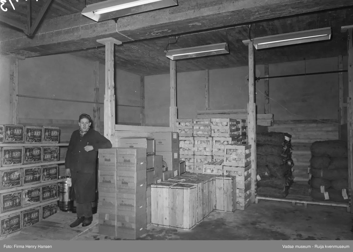Nord-Norges Salgslag, Vadsø 1957.  Ivar Stavem(?) inne i kjølelageret.
Bygningen ble oppført i 1956; arkitekt Kjell Magne Olsen og hovedentreprenør Rolf Bohinen.