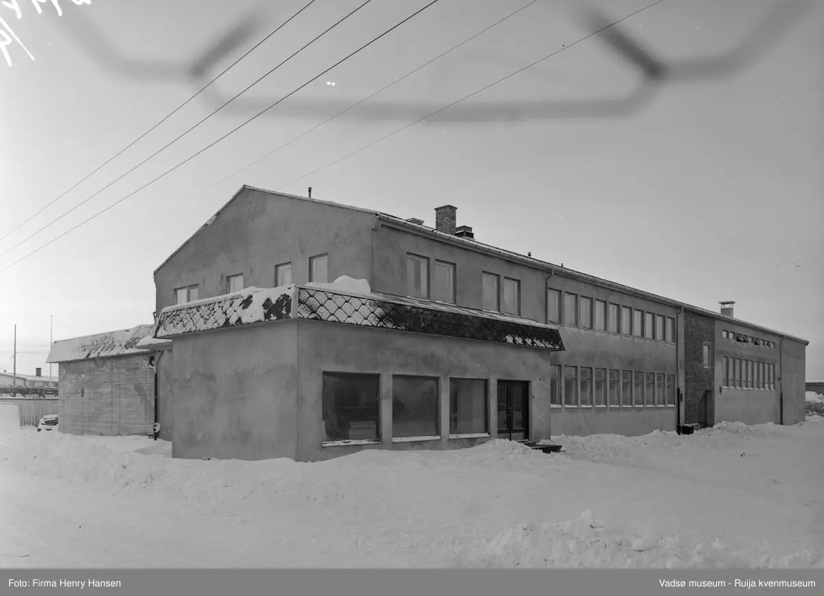 Nord-Norges Salgslag, Vadsø i januar 1957. Nord-Norges Salgslag ble bygget i 1956; arkitekt Kjell Magne Olsen og hovedentreprenør Rolf Bohinen.