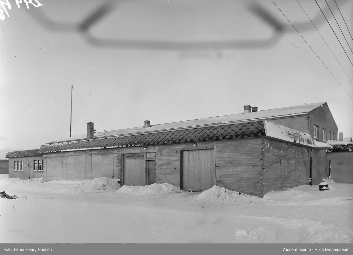 Nord-Norges Salgslag, Vadsø i januar 1957. Nord-Norges Salgslag ble bygget i 1956; arkitekt Kjell Magne Olsen og hovedentreprenør Rolf Bohinen.