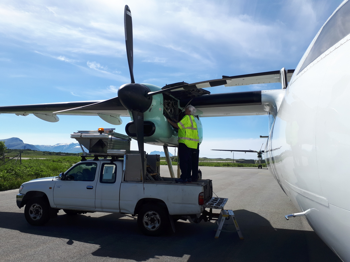 En av Widerøes flyteknikere sjekker om det er spor etter drivstofflekkasjer på en av selskapets Dash 8, etter motorskifte.