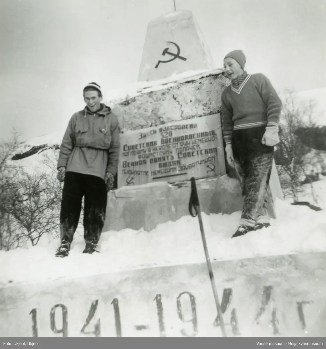 Krigsfangemonument ved Noselva, Sør-Varanger , trolig i 1945. Monumentet ble bygd av Den røde arme i 1945. Det ble revet grunnet isspregning og dårlig vedlikehold. Et nytt monument ble reist i 1955 ved Noselva ca 1 km fra Høybuktmoen. Kilde: Minnesmerker i Sør-Varanger. Sør-Varanger historielag 2008. Oversettelse av tekst på monumentet:Her hviler 520 sovjetiske krigsfanger, som døde i fangenskap av tysk-fasistiske bødler. Til evig minne om de sovjetiske heltene! Forbannelse over tyske angripere!