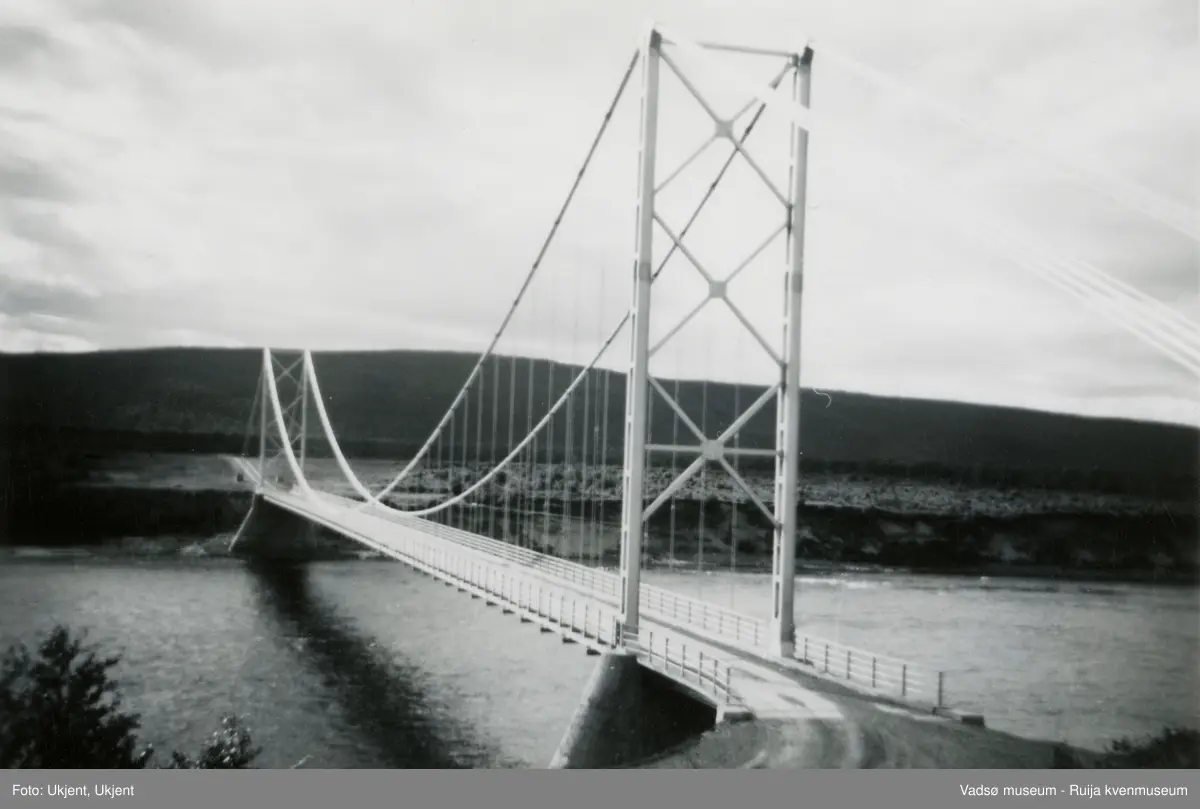 Gamle Tana bru var en hengebru som opprinnelig ble bygd av den tyske okkupasjonsmakten under andre verdenskrig.  I et forsøk på å hindre  russernes fremrykking ble brua sprengt natt til 6 november 1944, like før den var ferdig. 
