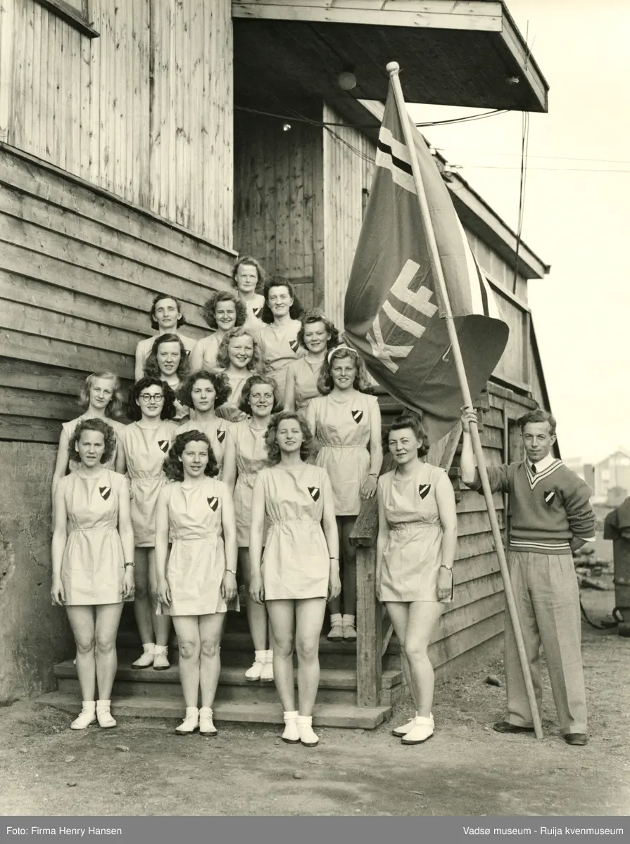 Turnstevne i  Vadsø i 1948. Kirkenes Idrettsforenings (KIF) dameturngruppe ved kinobrakka i Vadsø.