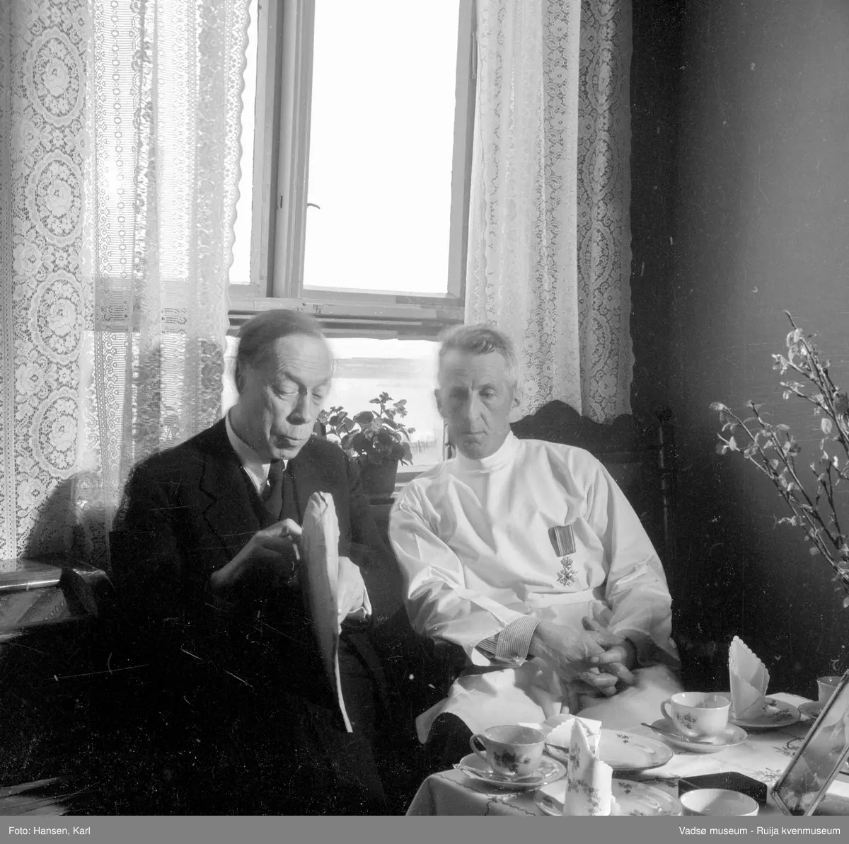 Vadsø 1947. Sammenkomst i Skogsholms bolig i Oscarsgate, Vadsø med medaljeoverrekkelse av ridderkorset av  St. Olavsorden til lege Bjarne Skogsholm. Til venstre fylkesmann Hans Gabrielsen. 