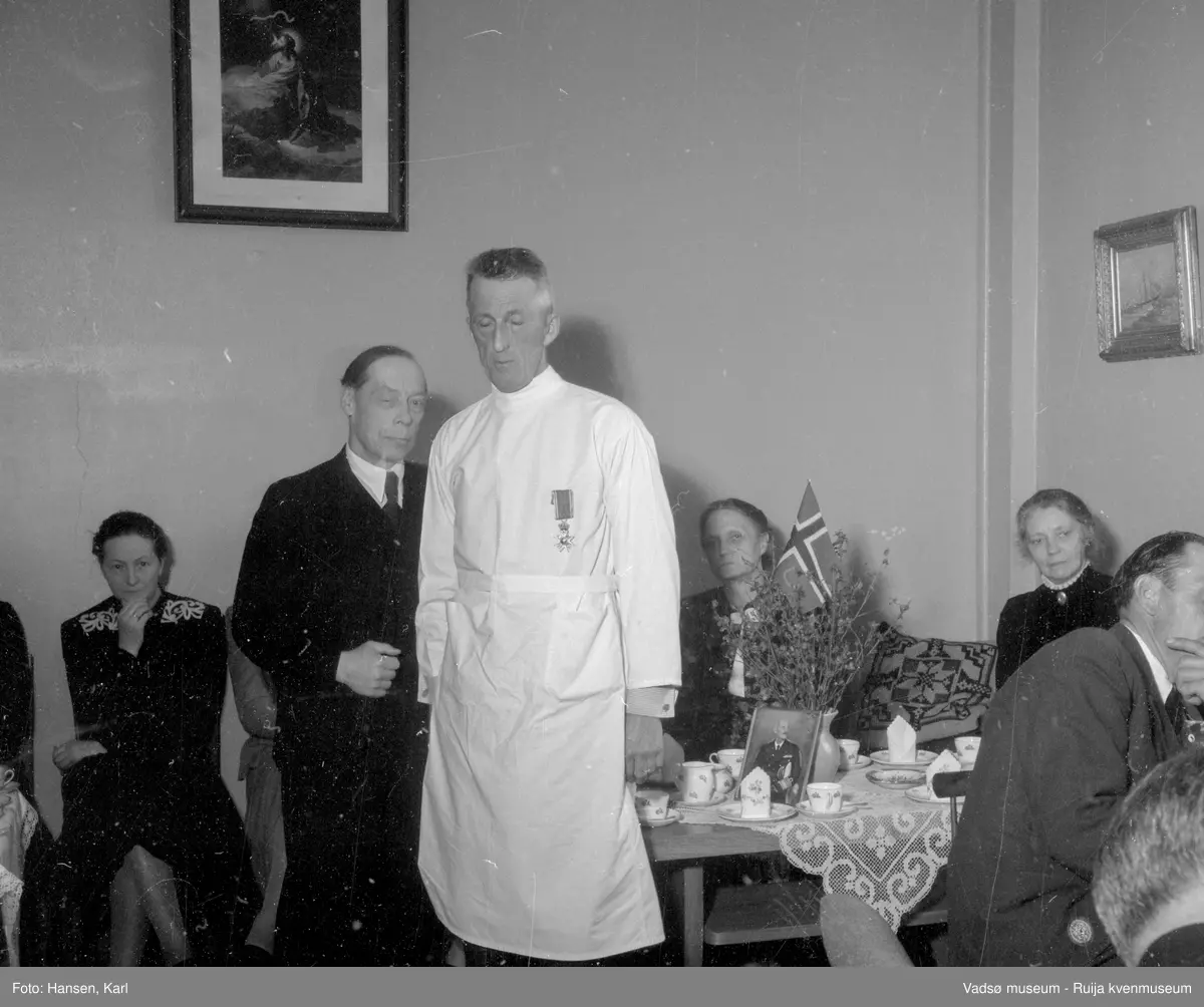 Vadsø 1947. Sammenkomst i Skogsholms bolig i Oscarsgate, Vadsø med medaljeoverrekkelse av ridderkorset av St. Olavsorden til lege Bjarne Skogsholm. Til venstre fylkesmann Hans Gabrielsen. 