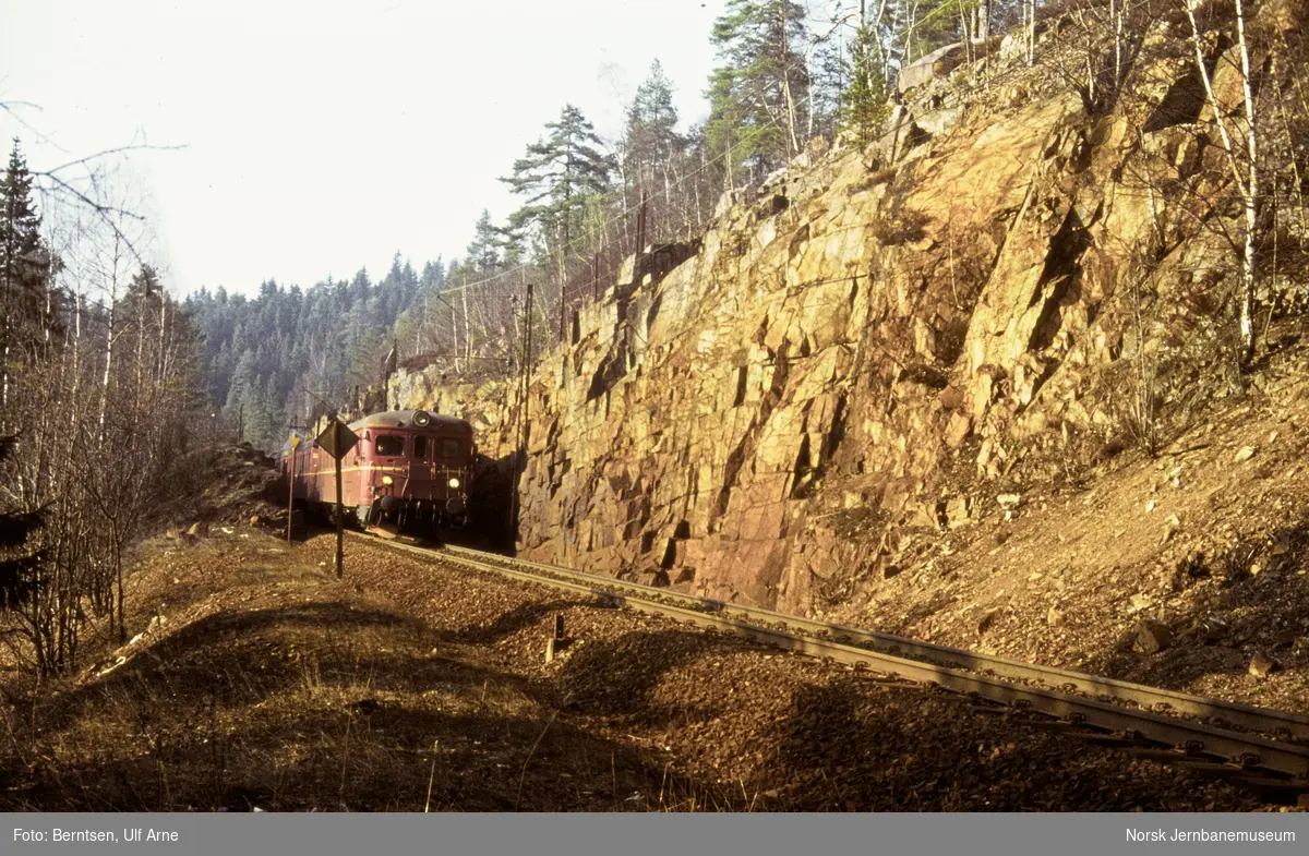 Persontog med motorvognsett type 68A med styrevogn BFS68A fremst i Lieråsen mellom Spikkestad og Gullaug