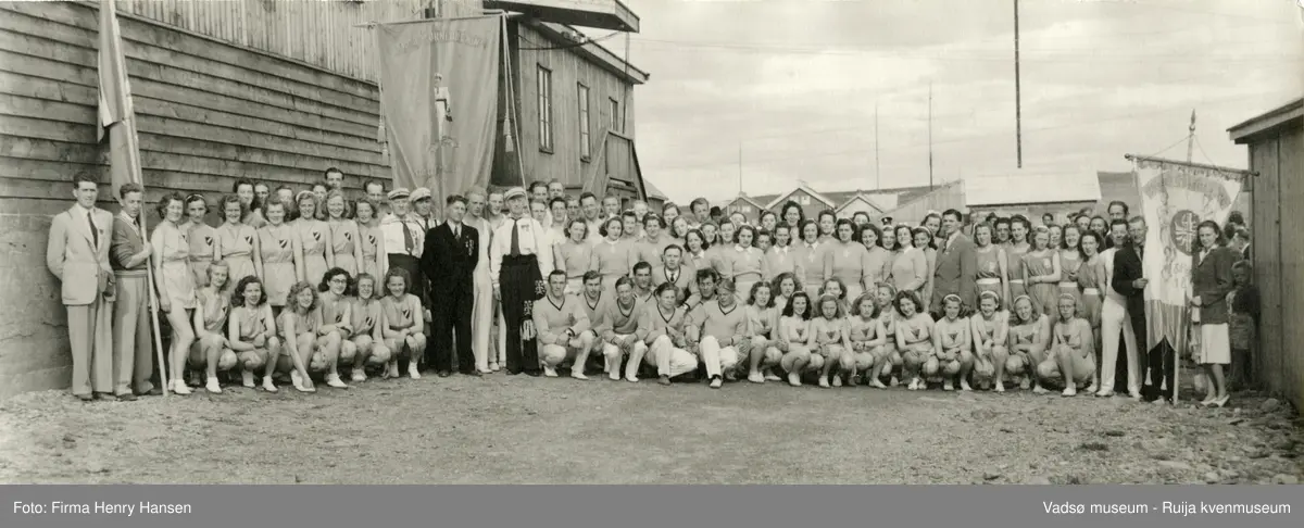 Turnstevne i Vadsø i juni 1948. Turnere med ledere samlet utenfor kinobrakka i Vadsø.
