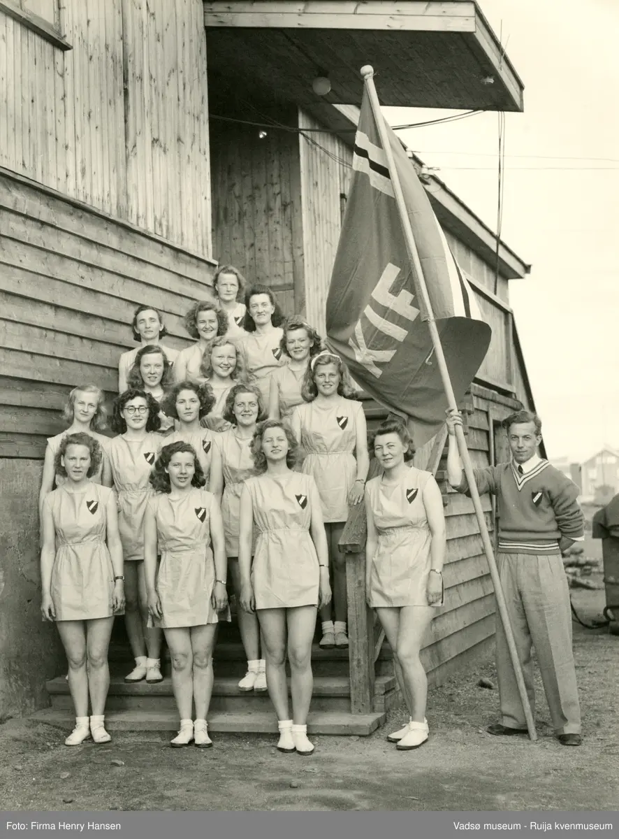Turnstevne i Vadsø i juni 1948. Kirkenes Idrettsforenings dameturnere ved kinobrakka i Vadsø.
Kilde: Vadsø Turnforening 1895-1995, Reidun Rushfeldt 1995.