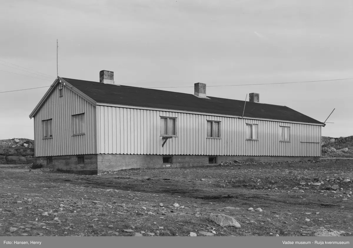 Gjenreisningsbrakke /offentlig bygning trolig i Idrettsveien i Vadsø 1957.
Byggene ble brukt som kontor og tjenesteboliger bl.a. for politi og sorenskriver.