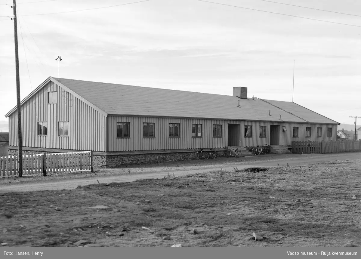Gjenreisningsbrakke i Bergstien 2, Vadsø 1957. Bygningen er også kalt "Fylkesbrakka".
Fylkesbrakka har vært benyttet til forskjellige formål. Rett etter krigen ble  fylkesbrakka benyttet som kontorer for fylkesadministrasjonen og bolig for fylkesmannen. På 60-tallet var det gartneri i kjelleren.
Fylkesbyggekontoret, fylkesskolekontoret og fylkestannlegen har også vært lokalisert der. Vestsiden har også vært brukt som bolig og hybler.