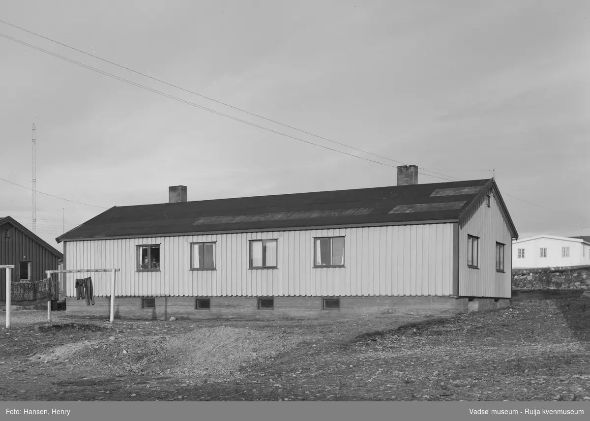 Gjenreisningsbrakke /offentlig bygning trolig i Idrettsveien i Vadsø 1957.
Byggene ble brukt som kontor og tjenesteboliger bl.a. for politi og sorenskriver.