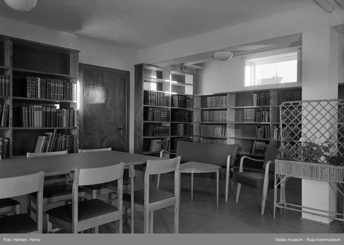 Rådhuset, Vadsø; Sentralbiblioteket for Aust-Finnmark, interiør.
Da rådhuset i Vadsø  sto ferdig i 1952, flyttet Vadsø bibliotek, Aust-Finnmark sentralbibliotek  og Finmarksbiblioteket inn der. Kilde: artikkel i avisa Finnmarken "Finmarksbiblioteket 125 år" publisert 18.12.17 (A.H.Jensen)