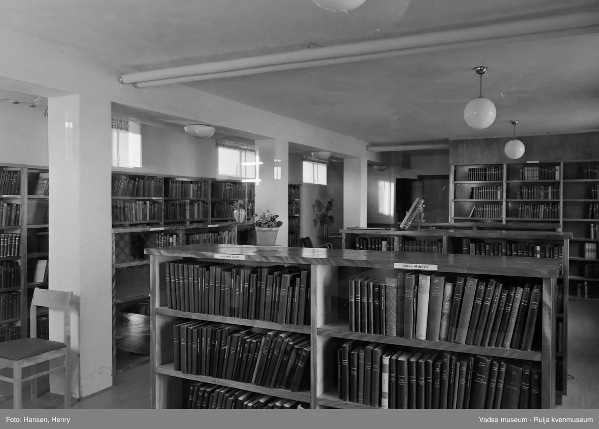 Rådhuset, Vadsø; sentralbiblioteket for Aust-Finnmark, interiør. 
Da rådhuset i Vadsø  sto ferdig i 1952, flyttet Vadsø bibliotek, Aust-Finnmark sentralbibliotek  og Finmarksbiblioteket inn der. Kilde: artikkel i avisa Finnmarken "Finmarksbiblioteket 125 år" publisert 18.12.17 (A.H.Jensen)