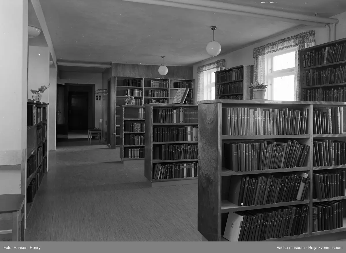 Rådhuset, Vadsø; sentralbiblioteket for Aust-Finnmark, interiør.
Da rådhuset i Vadsø  sto ferdig i 1952, flyttet Vadsø bibliotek, Aust-Finnmark sentralbibliotek  og Finmarksbiblioteket inn der. Kilde: artikkel i avisa Finnmarken "Finmarksbiblioteket 125 år" publisert 18.12.17 (A.H.Jensen)