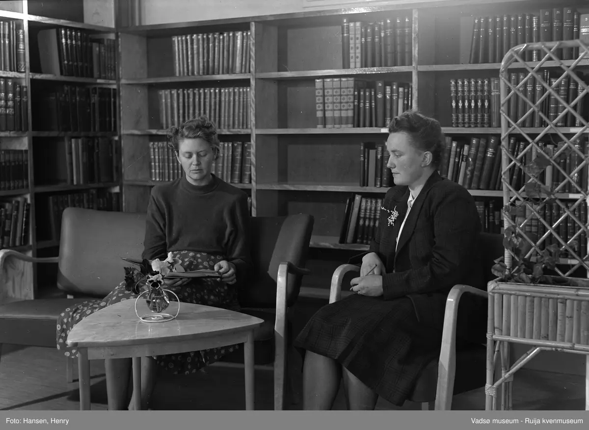 Rådhuset, Vadsø; sentralbiblioteket for Aust-Finnmark, 2 ansatte?
Da rådhuset i Vadsø  sto ferdig i 1952, flyttet Vadsø bibliotek, Aust-Finnmark sentralbibliotek  og Finmarksbiblioteket inn der. Kilde: artikkel i avisa Finnmarken "Finmarksbiblioteket 125 år" publisert 18.12.17 (A.H.Jensen)