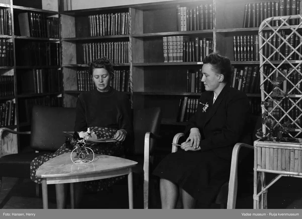 Rådhuset, Vadsø; sentralbiblioteket for Aust-Finnmark. 2 ansatte?
Da rådhuset i Vadsø  sto ferdig i 1952, flyttet Vadsø bibliotek, Aust-Finnmark sentralbibliotek  og Finmarksbiblioteket inn der. Kilde: artikkel i avisa Finnmarken "Finmarksbiblioteket 125 år" publisert 18.12.17 (A.H.Jensen)