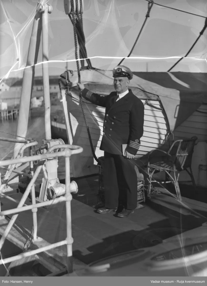 Vadsø 13 september 1951. Antatt fra DS Luna, bildet er tatt ved samme anledning som da DS Luna kjørte inn i dampskipskaia i Vadsø. 