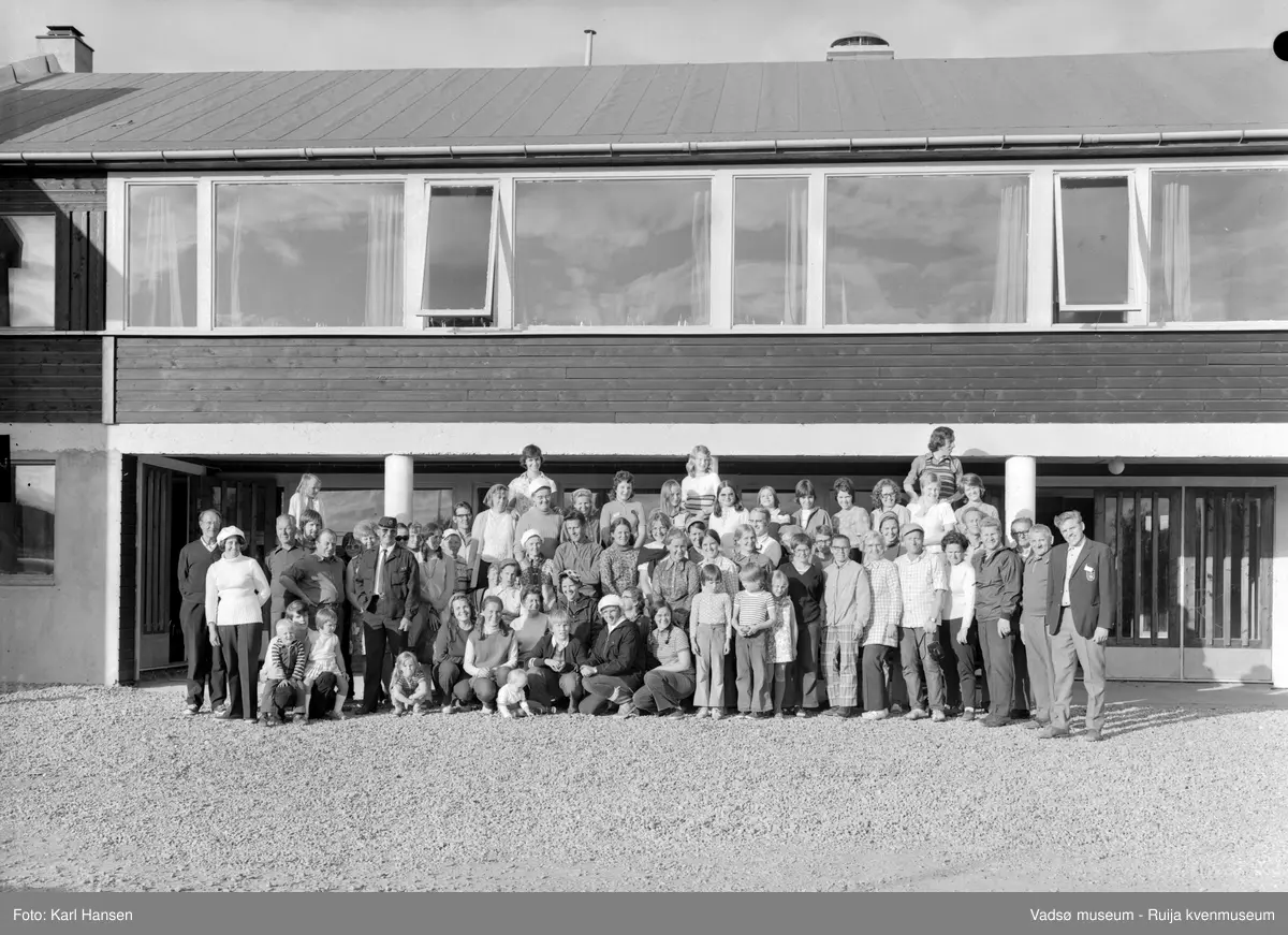 Ungdomssenteret i Vestre Jakobselv fotografert 20. juli 1972. Ungdomssenteret ble bygd og eid av Vestlandske indremisjon. Stevnedeltagere samlet utenfor senteret.
Vi ser bla.; nr 1 Kitty Tesaker, nr 2 Gunnar Harila, nr 3 Kristin Evjen, nr 4 Anaton Strand, nr 5 Osvald Harila og nr 6 Steinar Harila ( se nummer markert på bilde 2).
