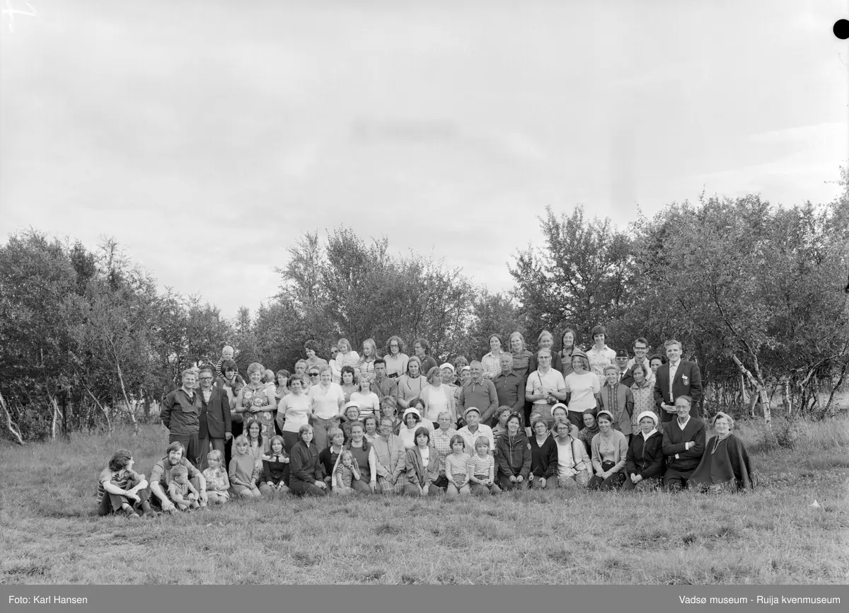 Stevnedeltagere fotografert ved Ungdomssenteret i Vestre Jakobselv 20. juli 1972. Ungdomssenteret ble bygd og eid av Vestlandske indremisjon. På bildet kjenner vi igjen; Nr 1 Anaton Strand, nr 2 Gunnar Harila, nr 3 Kitty Tesaker, nr 4 Alfhild Harila. nr 5 Osvald Harila og nr 6 Steinar Harila (se nummer markert på bilde 2).