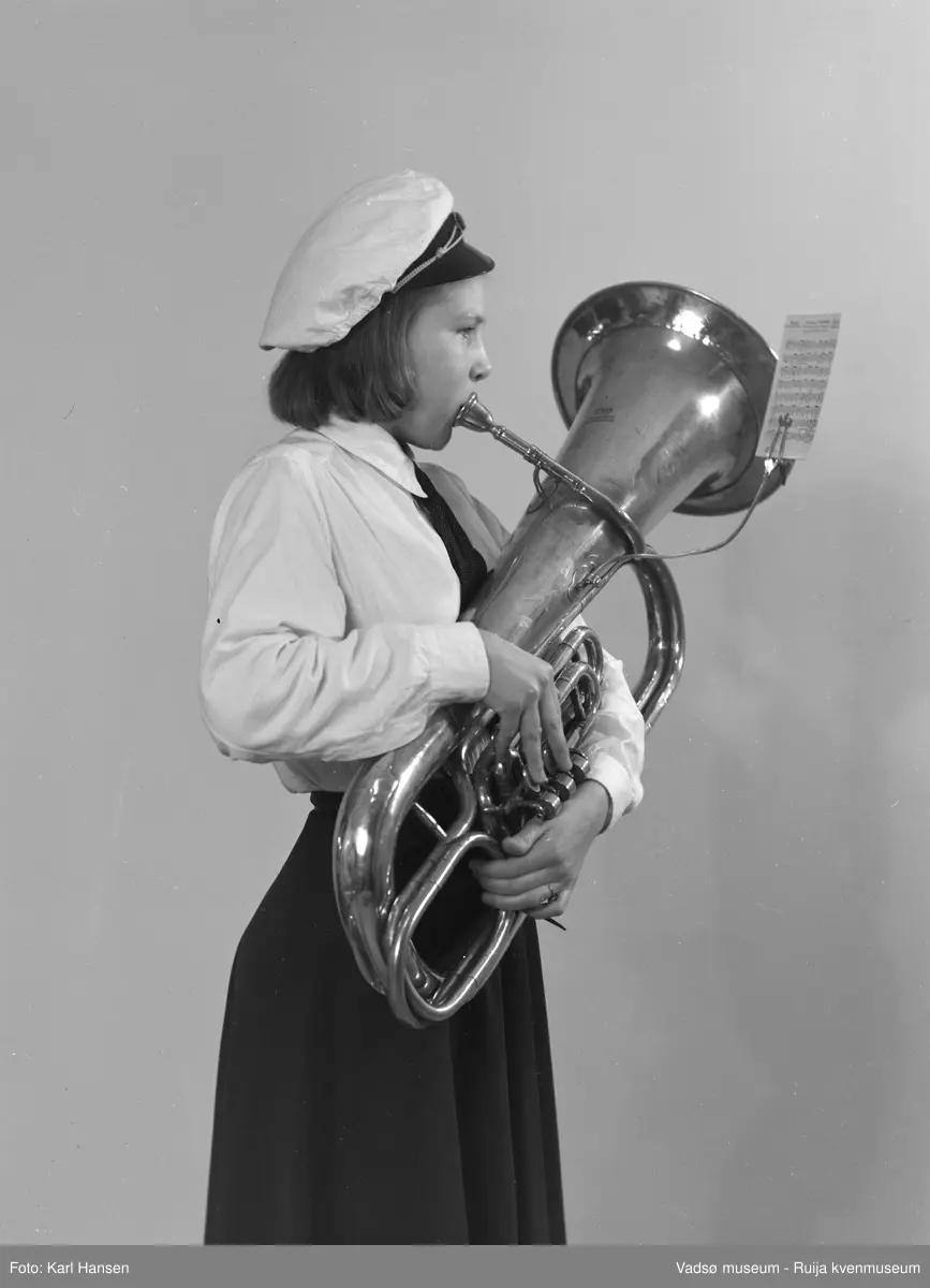 Vadsø Pikemusikkorps. Korpsdeltager med barytonhorn (?) i korpsuniform.
Jentekorpset Toneveld ble stiftet i mai 1950 og avviklet i 1952.