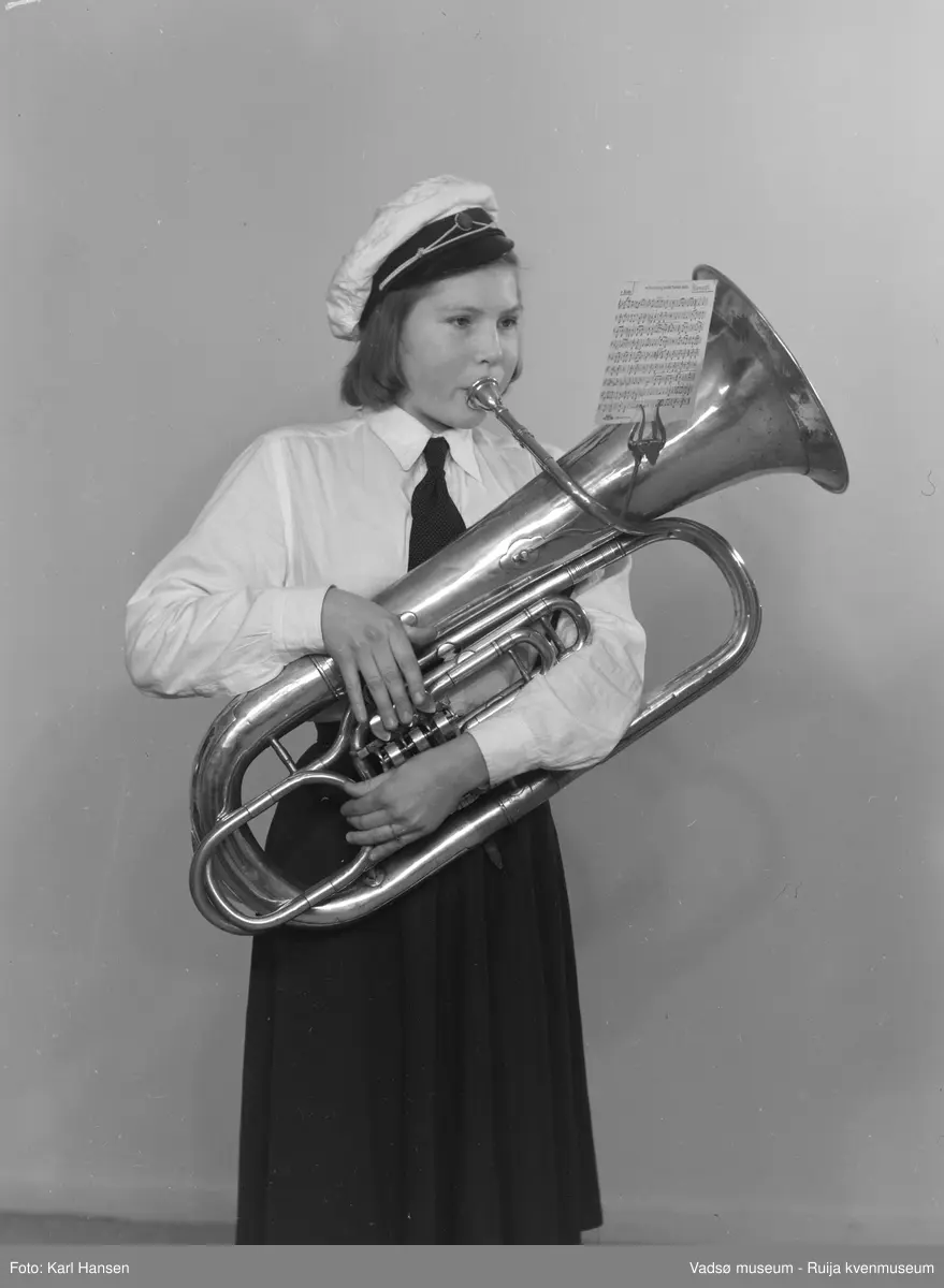 Vadsø Pikemusikkorps. Korpsdeltager med barytonhorn (?) i korpsuniform.
Jentekorpset Toneveld ble stiftet i mai 1950 og avviklet i 1952.