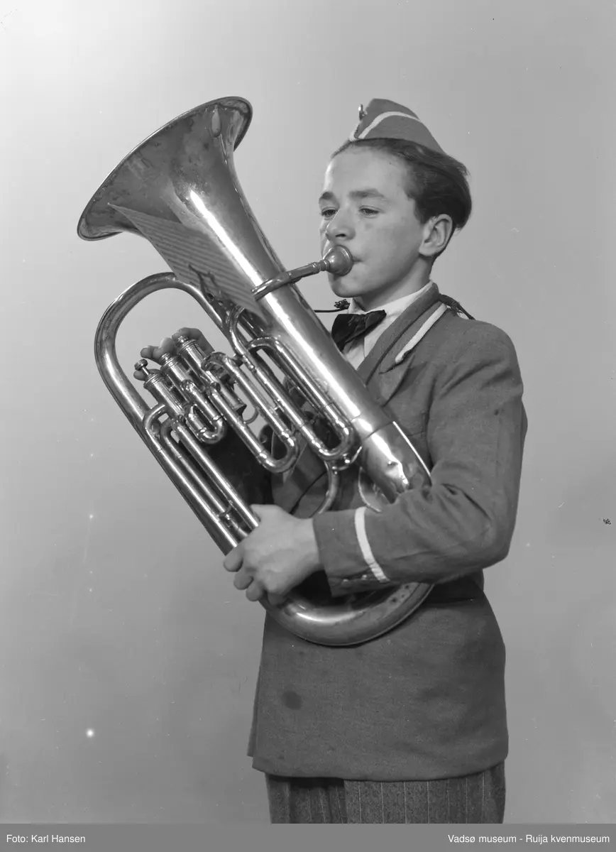 Vadsø Guttemusikkorps. Korpsdeltager med barytonhorn (?) i korpsuniform.
