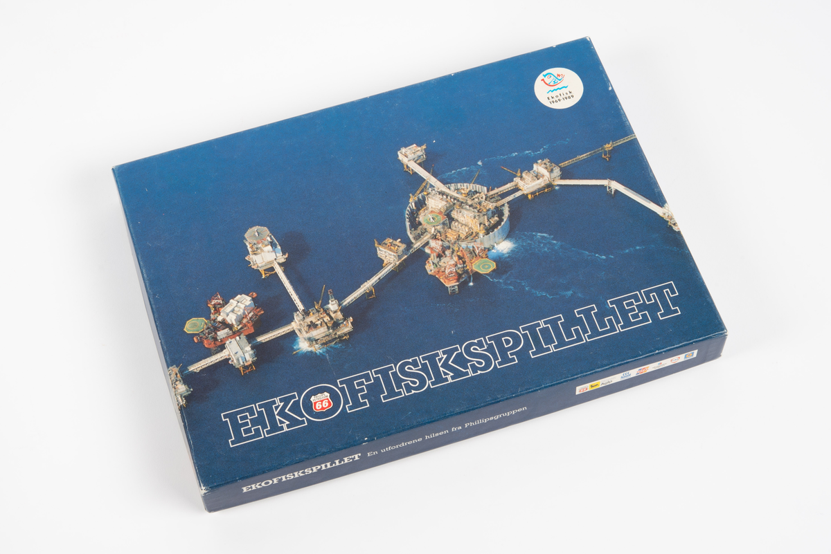 Brettspill oppbevart i original eske med lokk. Spillet er kunnskapsbasert, og spillerne beveger seg rundt på et spillebrett formet som Ekofiskfeltet. Spillet består av et spillebrett, seks spillbrikker, en terning, en notatblokk, en kulepenn, spilleregler og omtrent trehundre kort med spørsmål på norsk og engelsk. Omlag ett av fem spørsmål er relatert til oljevirksomhet og Ekofisk.