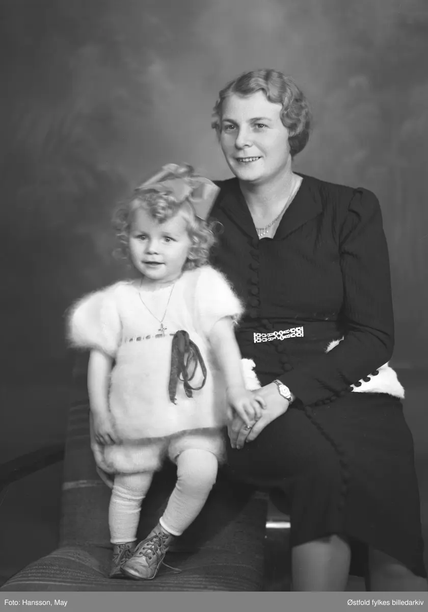 Portrett av kvinne med barn, Bestillers navn: Fru Nilsen. 
"Piken og tullen, Fruen og tullen. Tullen alene."