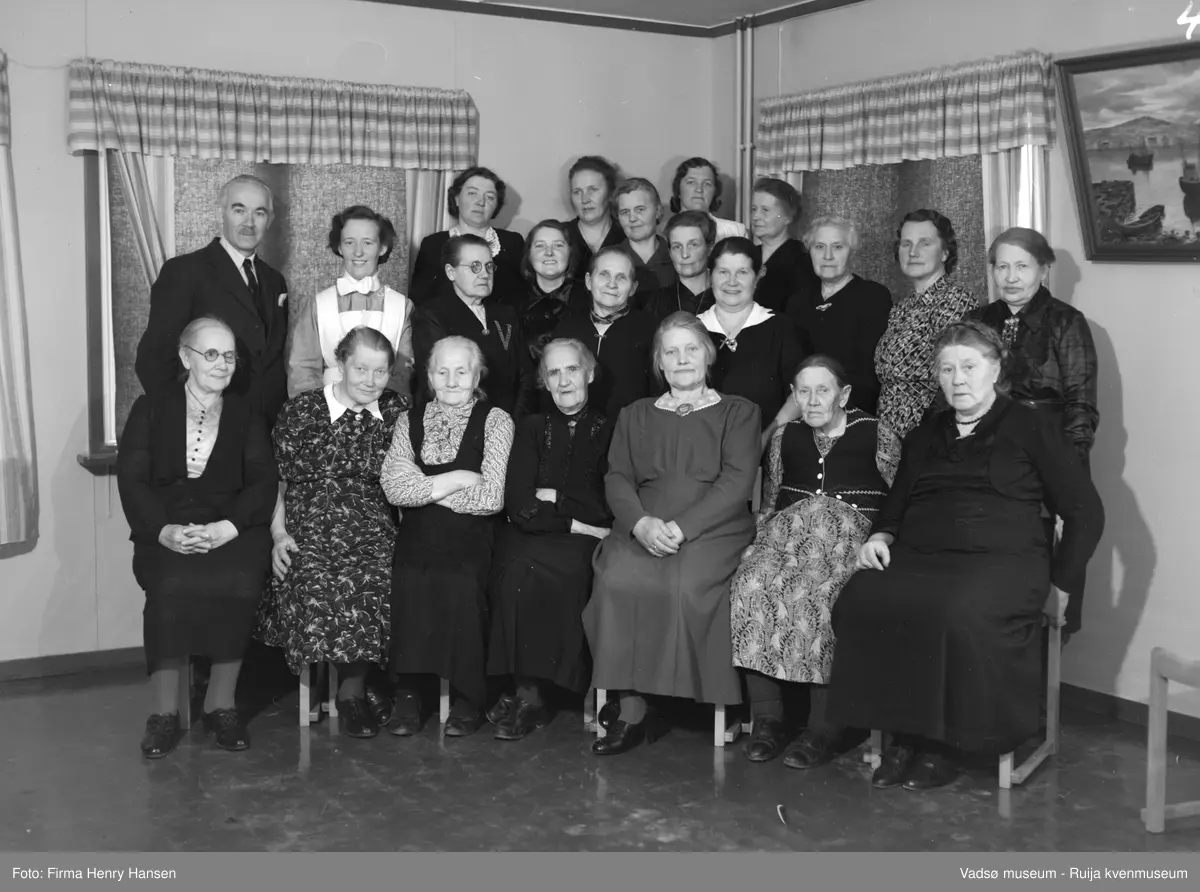 Ansatte og beboere ved Gamlehjemmet "Alders Hvile" i Vadsø, 15.januar 1951. 
På bildet : nr 1, 2, og  nr 3 ukjente, nr 4 Bergitte Saxi, nr 5 Caroline Lebesby, nr 6 Martha Matinahå, nr 7 Fredrikke Hansen ?, nr 8 Karoline Rolstad, nr 9 Karlida Langseth, nr 10 og 11 ukjente nr 12 Amy Anne Pedersen?, nr 13 ukjent, nr 14 Valborg Trasti Hansen, nr 15,16 og 17 ukjente, nr 18 Sofie Wara, nr 19, 20 og 21 ukjente, nr 22 fru Trælstad  ( se nummer markert på bilde 2).