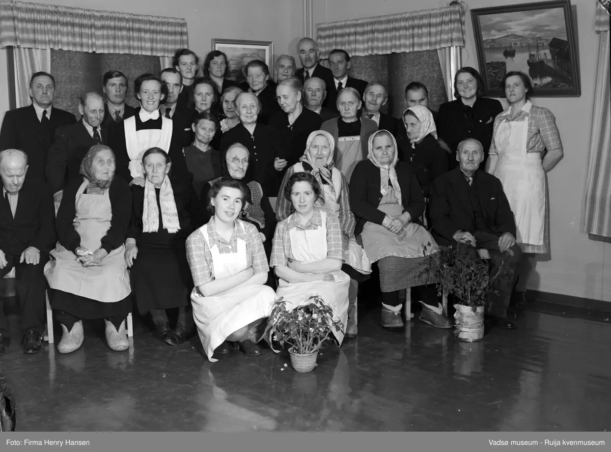 Vadsø. Ansatte og beboere ved gamlehjemmet "Alders Hvile" i 1951.
På bildet; nr 1 ukjent, nr 2 Georg Hildonen, nr 3 ukjent, nr 4 Johanne (Vesla) Hildonen, nr 5 Martha Matinahå, nr 6,7,8 ukjente nr 9 Matinahå, nr 10 og 11 ukjente, nr 12 Bergitte Saxi, nr 13, 14, 15, 16, 17 og 18 ukjente, nr 19  Amy Anne Pedersen, nr 20 - 29 ukjente, nr 30 Ingeborg Surland Hansen, nr 31 og 32 ukjente  ( se nummer markert på bilde 2).