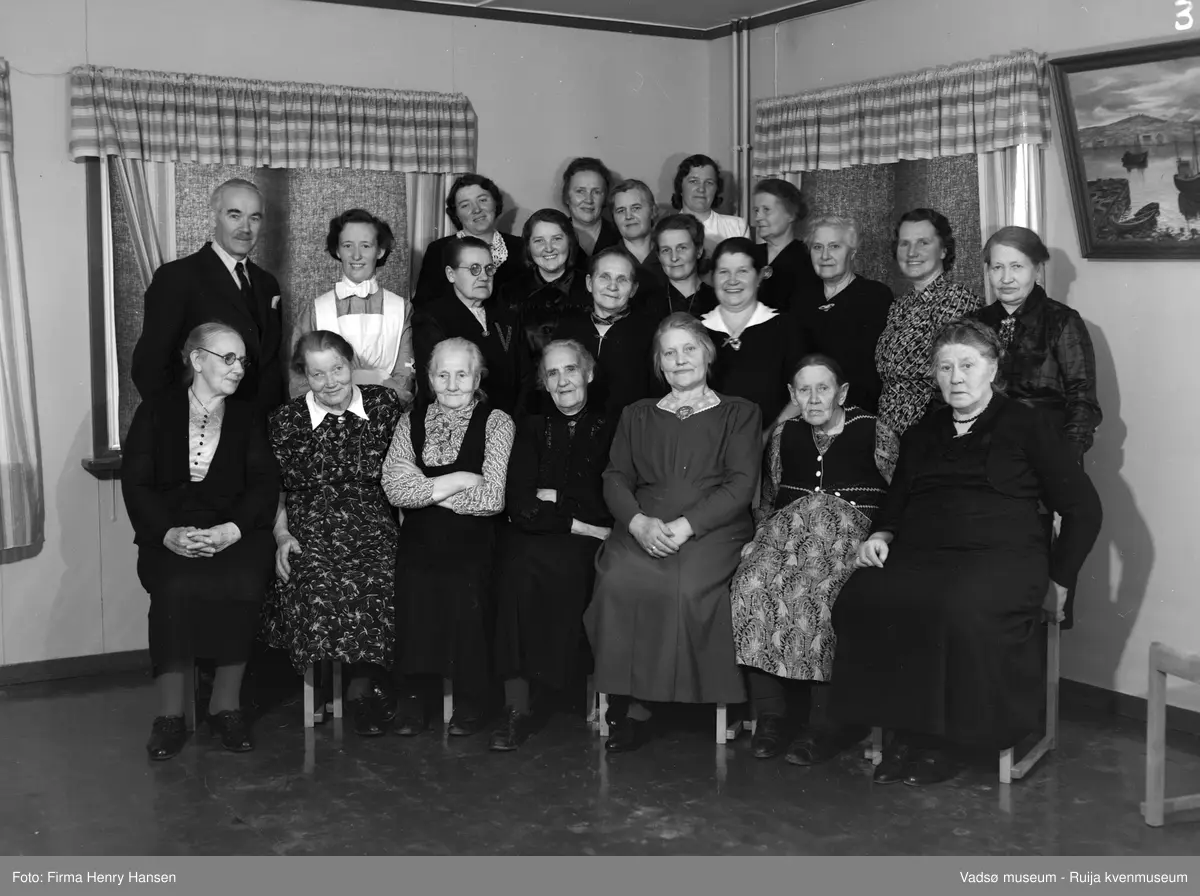 Vadsø. Ansatte og beboere ved gamlehjemmet "Alders Hvile" 15 januar 1951
 
På bildet : nr 1, 2, og  nr 3 ukjente, nr 4 Bergitte Saxi, nr 5 Caroline Lebesby, nr 6 Martha Matinahå, nr 7 Fredrikke Hansen ?, nr 8 Karoline Rolstad, nr 9 Karlida Langseth, nr 10 og 11 ukjente nr 12 Amy Anne Pedersen?, nr 13 ukjent, nr 14 Valborg Trasti Hansen, nr 15,16 og 17 ukjente, nr 18 Sofie Wara, nr 19, 20 og 21 ukjente, nr 22 fru Trælstad  ( se nummer markert på bilde 2).