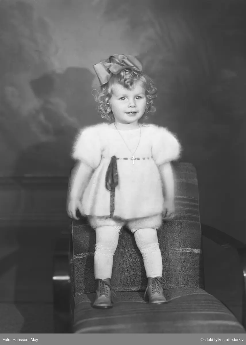 Portrett av kvinne med barn, Bestillers navn: Fru Nilsen. 
"Piken og tullen, Fruen og tullen. Tullen alene."