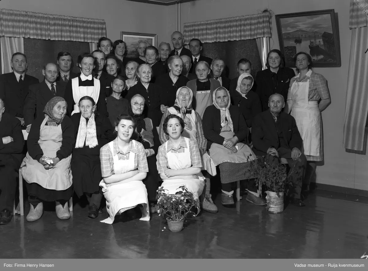 Vadsø. Beboere og ansatte ved  gamlehjemmet "Alders Hvile" i 1951.

På bildet; nr 1 ukjent, nr 2 Georg Hildonen, nr 3 ukjent, nr 4 Johanne (Vesla) Hildonen, nr 5 Martha Matinahå, nr 6,7,8 ukjente nr 9 Matinahå, nr 10 og 11 ukjente, nr 12 Bergitte Saxi, nr 13, 14, 15, 16, 17 og 18 ukjente, nr 19  Amy Anne Pedersen, nr 20 - 29 ukjente, nr 30 Ingeborg Surland Hansen, nr 31 og 32 ukjente  ( se nummer markert på bilde 2).