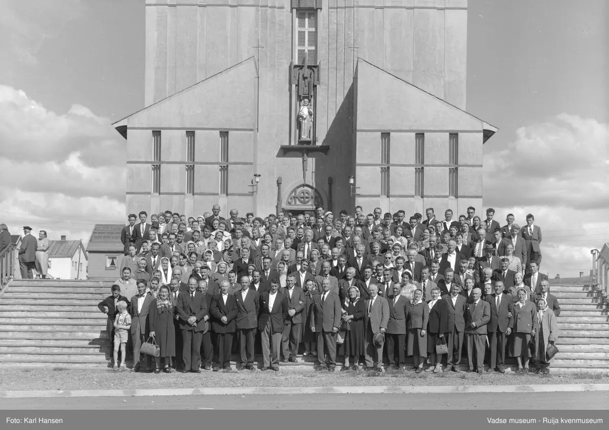 Læstadianermøte 9 juli 1961 i Vadsø. Detakerne samlet på kirketrappa utenfor Vadsø kirke.