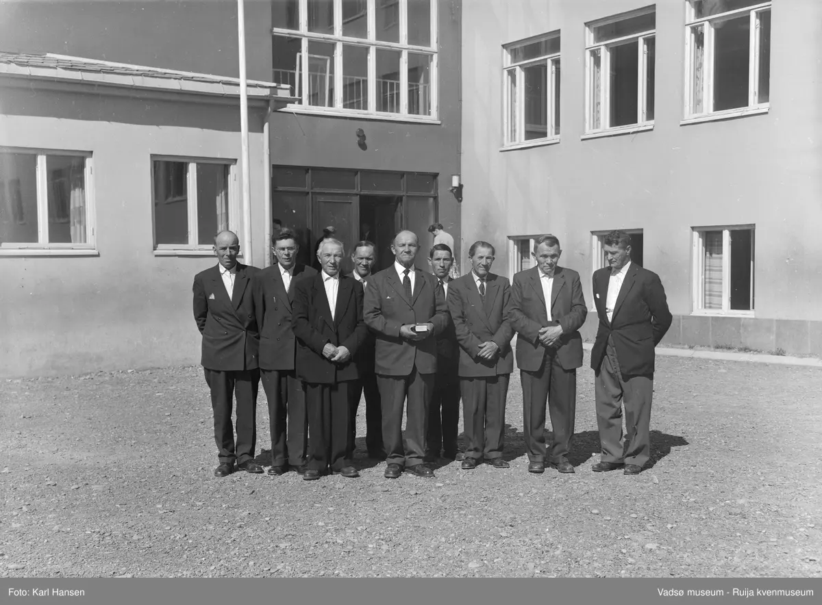 Læstadianermøte i Vadsø 9. juli 1961. Deltagere i skolegården foran Vadsø  folkeskole.