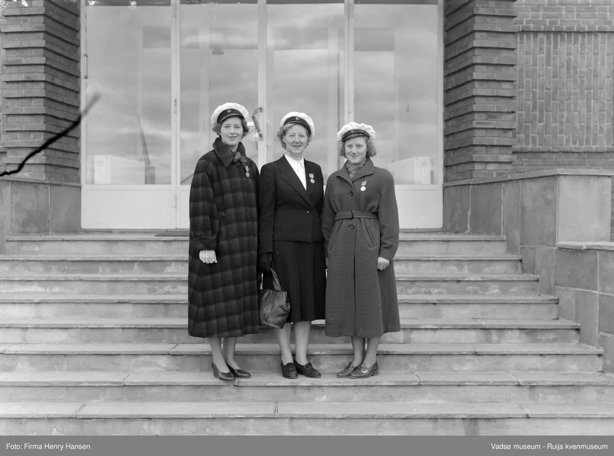 Vadsø 1954. Finnmarks Damekors sangerstevne i Vadsø i juni 1954. Medlemmer av Gamvik Damekor fotografert på trappa til NRK-Finnmark, Vadsø.