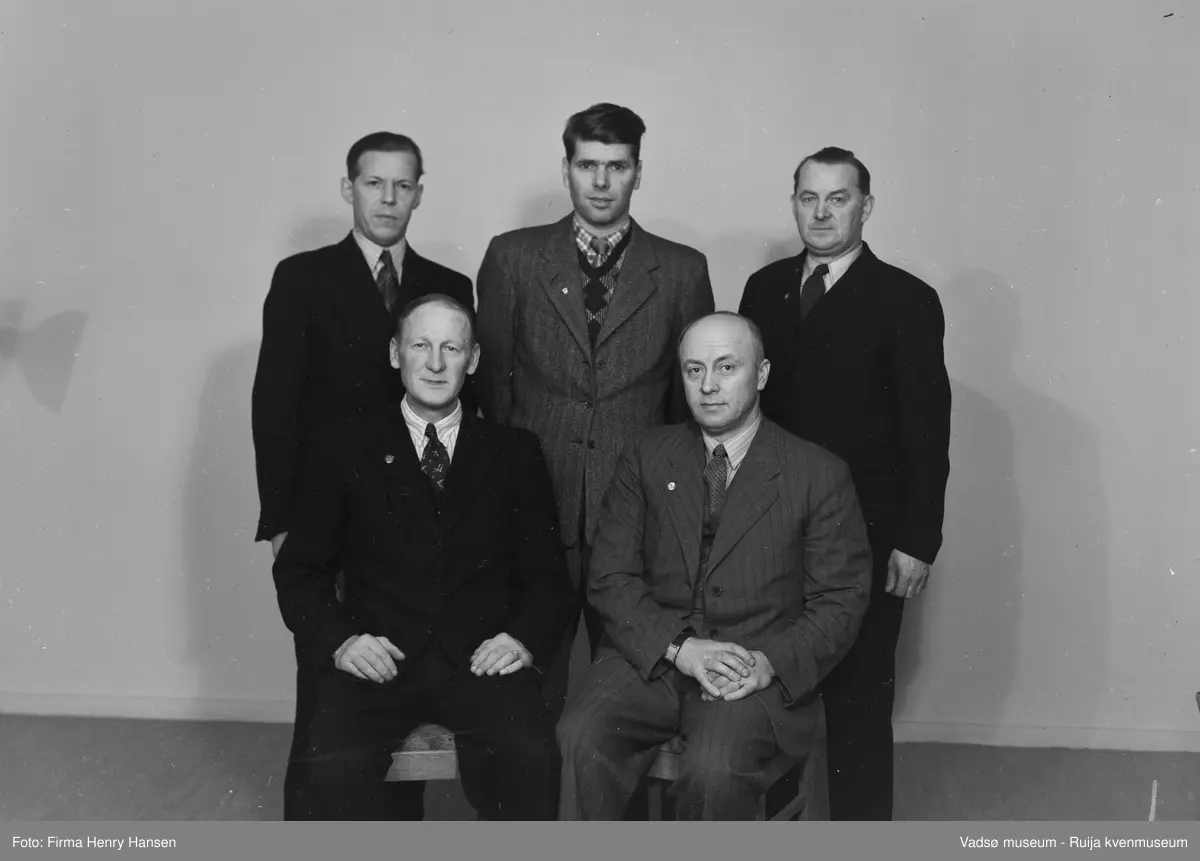 Finnmark fylkes Samorganisasjon Forretningsutvalget 1950. Andre rekke til venstre Kristian Wara, Vadsø. Resten ukjente.