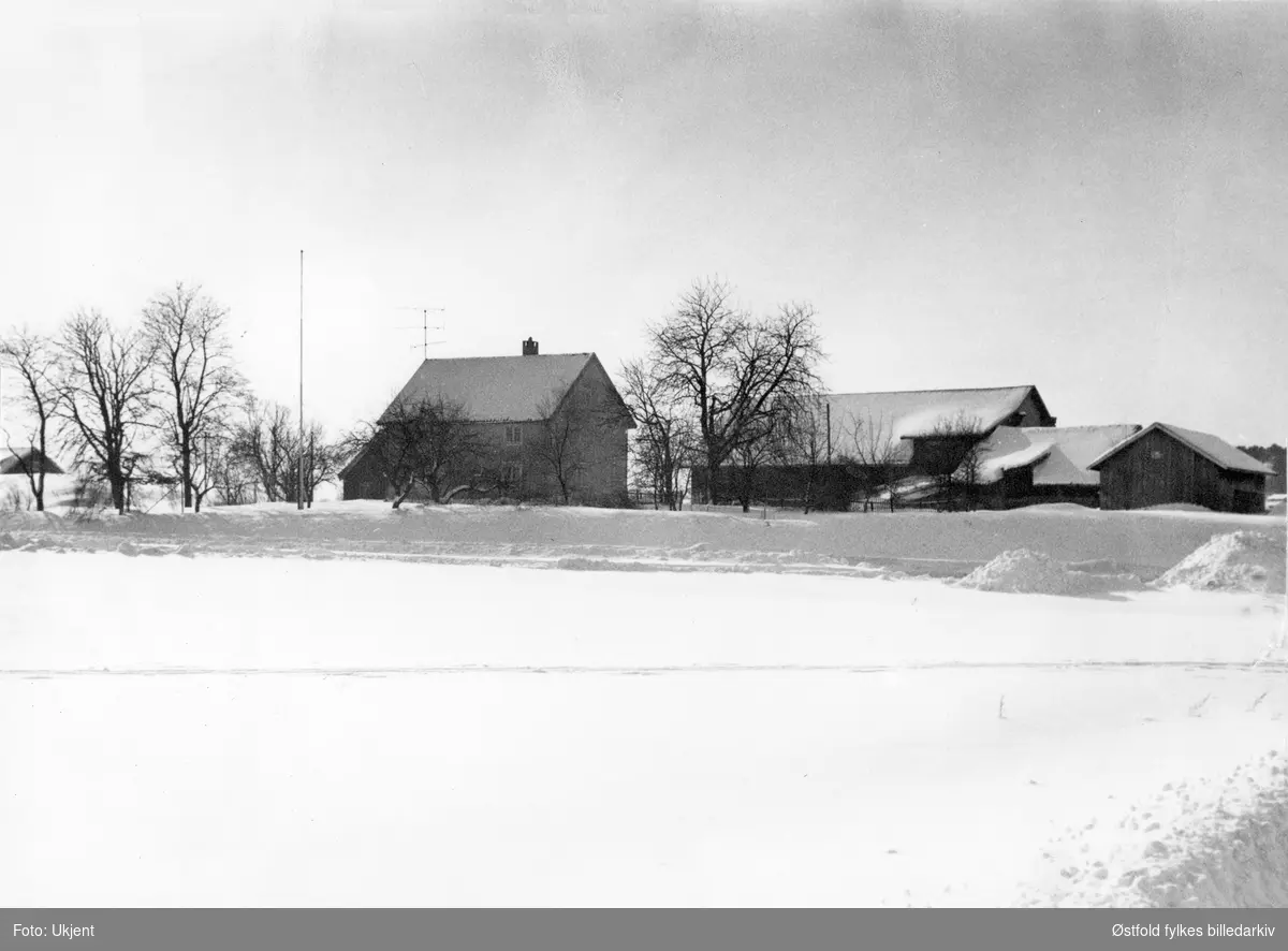 Gården Alvim nordre i Tune, fotografert februar 1977.
Oversiktsbilde, vinterlandskap.