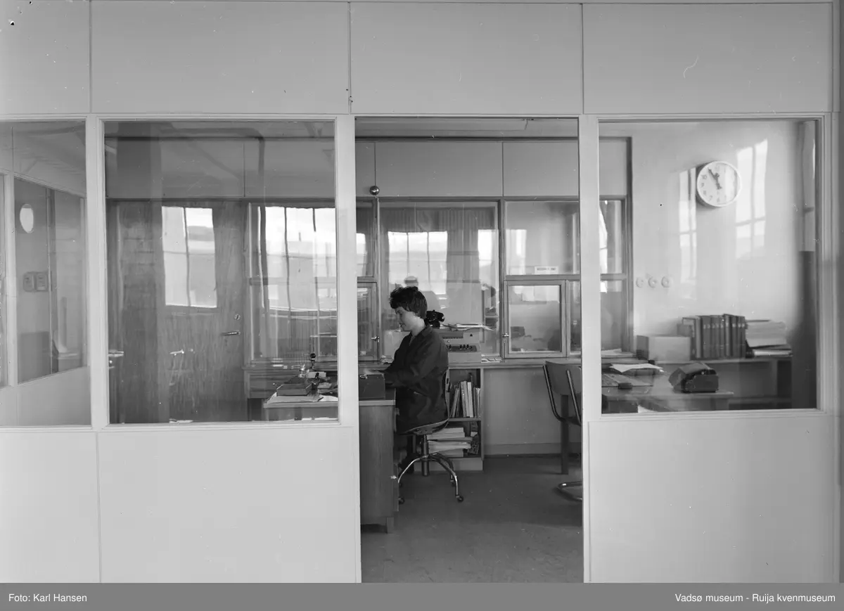 Resepsjonen i Telegrafverkets bygg i Vadsø. Bygget ble reist 1952-54 og var i bruk til nybygget for Televerket sto ferdig i 1978.