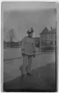 Porträttfoto av värnpliktige flygsoldaten Helmer Andersson, 238 45/24 vid Flygkompaniet, Spanarskolan, Malmen, 1925.
Foto framför centralstationen i Linköping.