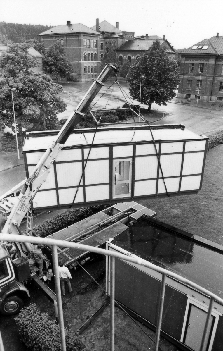 Leverans av två kontorsmoduler den 26 juni 1985.
Foto 1-2 Avvävning av marken.
Foto 3-7 Bakre modulen lyfts av med kran.
Foto 8-15 Främre modulen lyfts på plats.