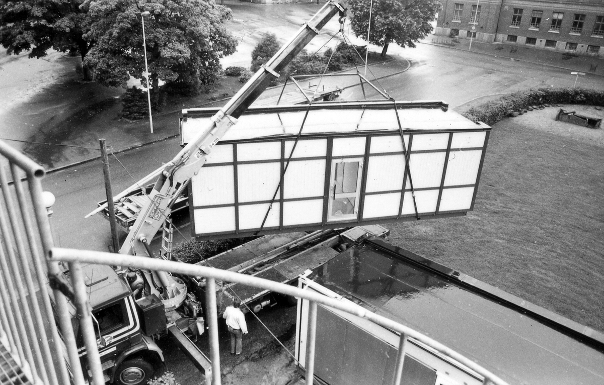 Leverans av två kontorsmoduler den 26 juni 1985.
Foto 1-2 Avvävning av marken.
Foto 3-7 Bakre modulen lyfts av med kran.
Foto 8-15 Främre modulen lyfts på plats.