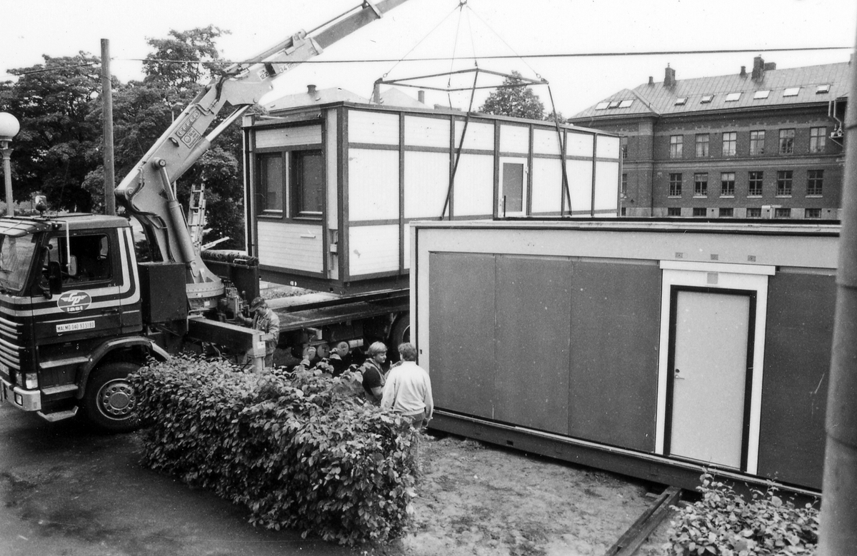 Leverans av två kontorsmoduler den 26 juni 1985.
Foto 1-2 Avvävning av marken.
Foto 3-7 Bakre modulen lyfts av med kran.
Foto 8-15 Främre modulen lyfts på plats.