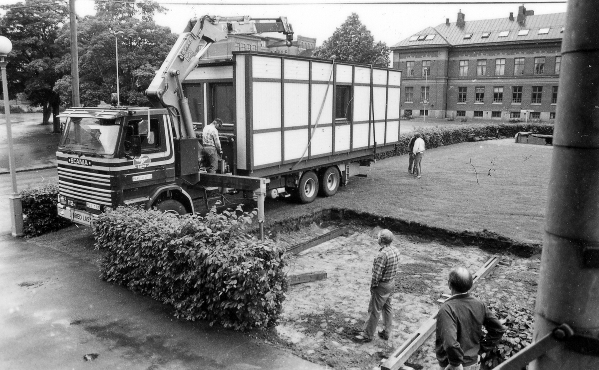 Leverans av två kontorsmoduler den 26 juni 1985.
Foto 1-2 Avvävning av marken.
Foto 3-7 Bakre modulen lyfts av med kran.
Foto 8-15 Främre modulen lyfts på plats.